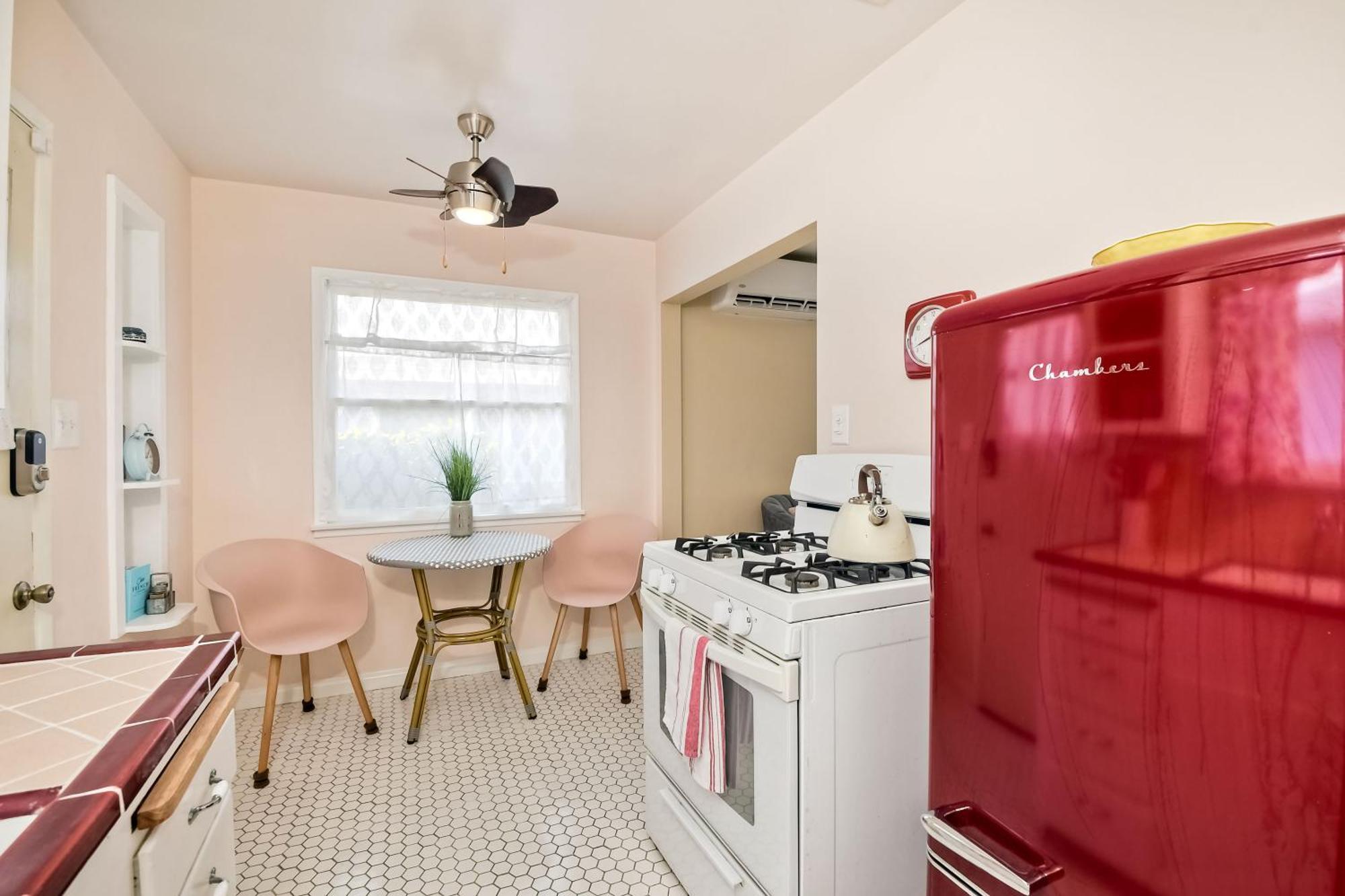 Holiday home Walk 2 Beach, Ev Charger, Outdoor Dining, 2 Units