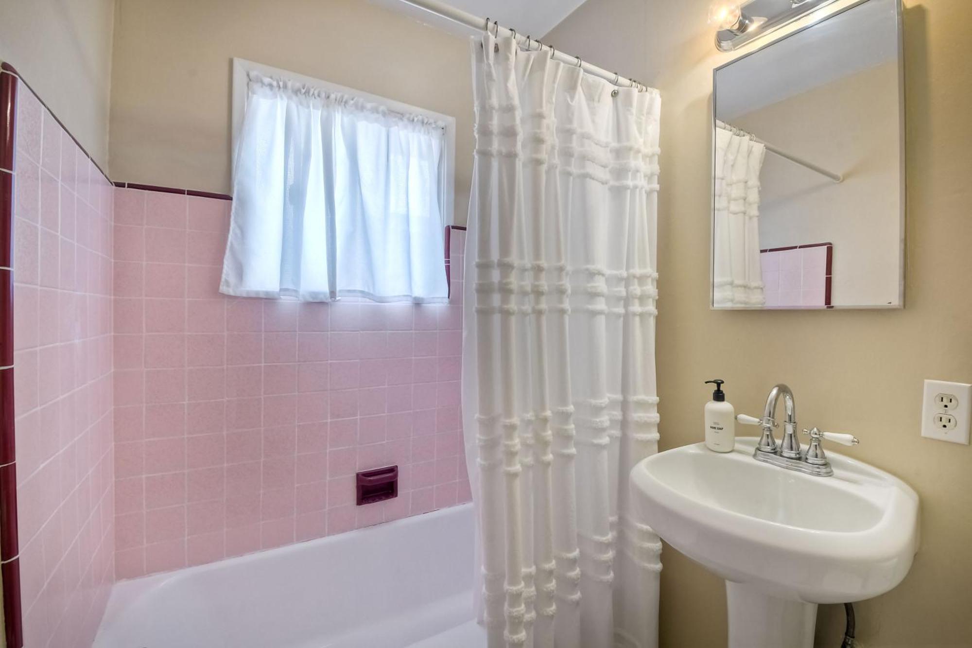 Walk 2 Beach, Ev Charger, Outdoor Dining, 2 Units Holiday home