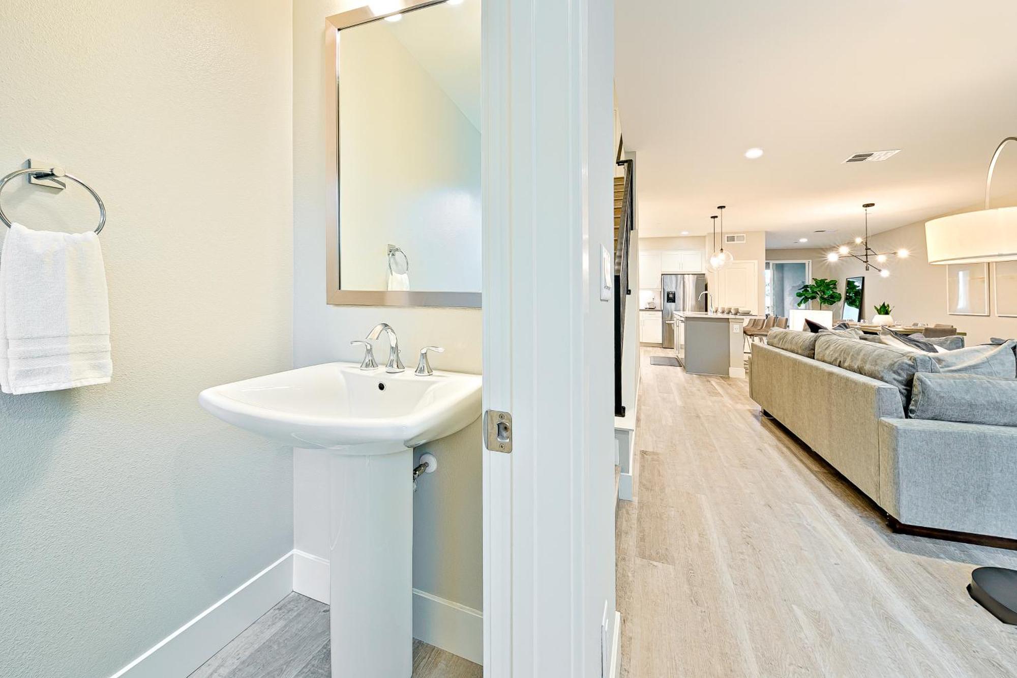Modern 4br - Private Balcony - Garage Parking *