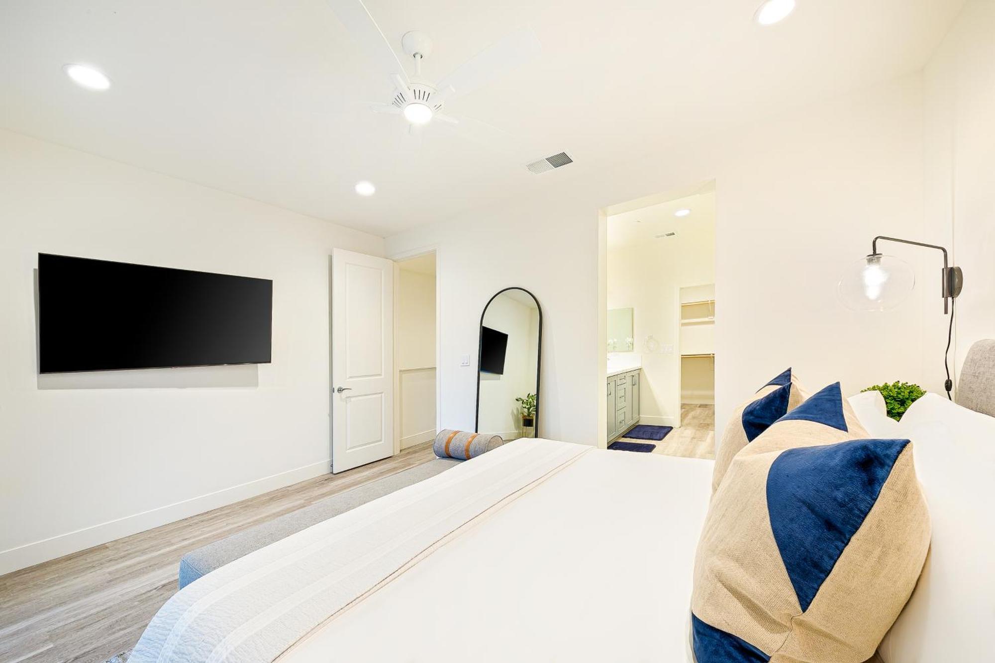 Modern 4br - Private Balcony - Garage Parking Holiday home