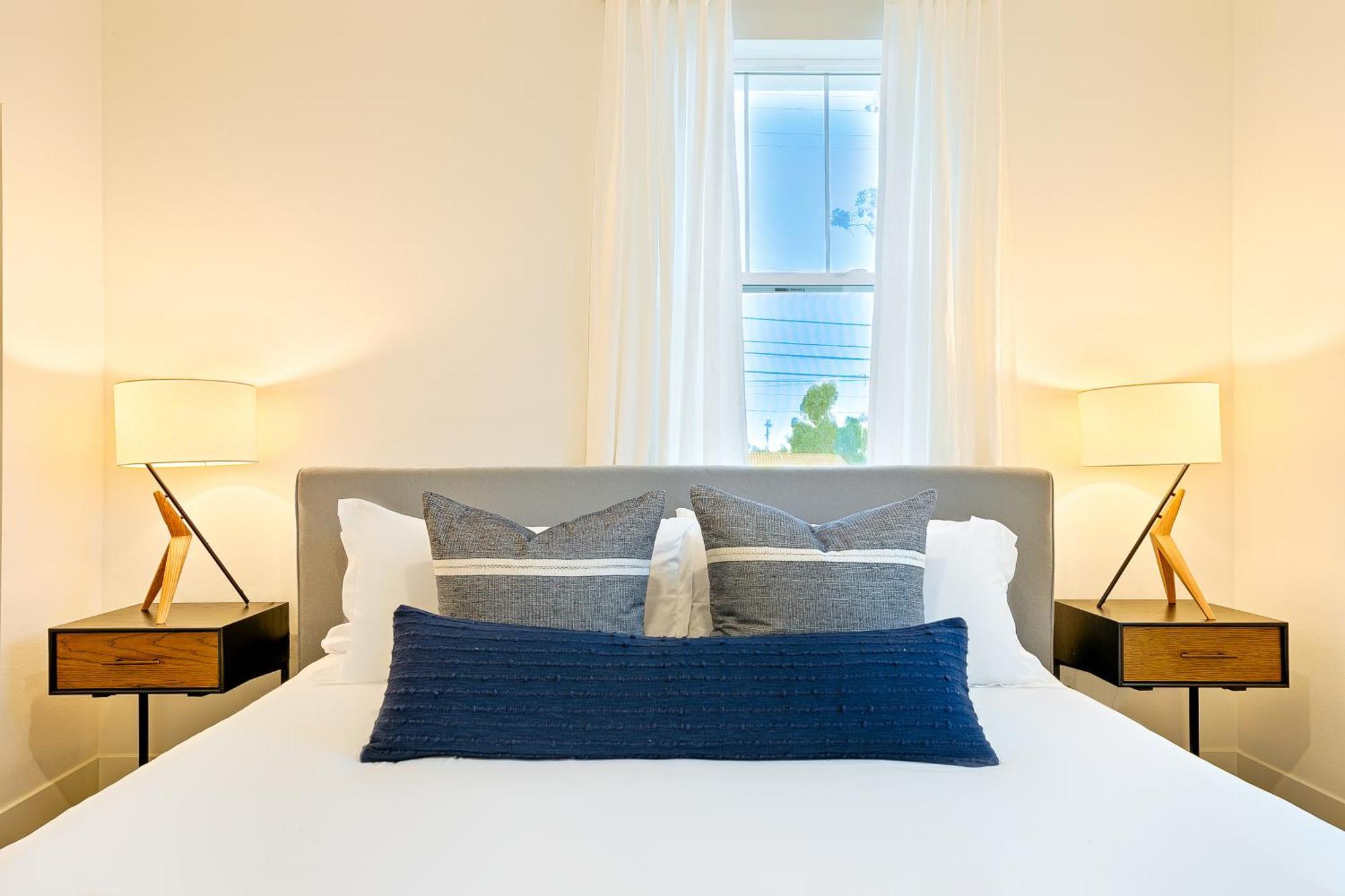 Modern 4br - Private Balcony - Garage Parking Holiday home *