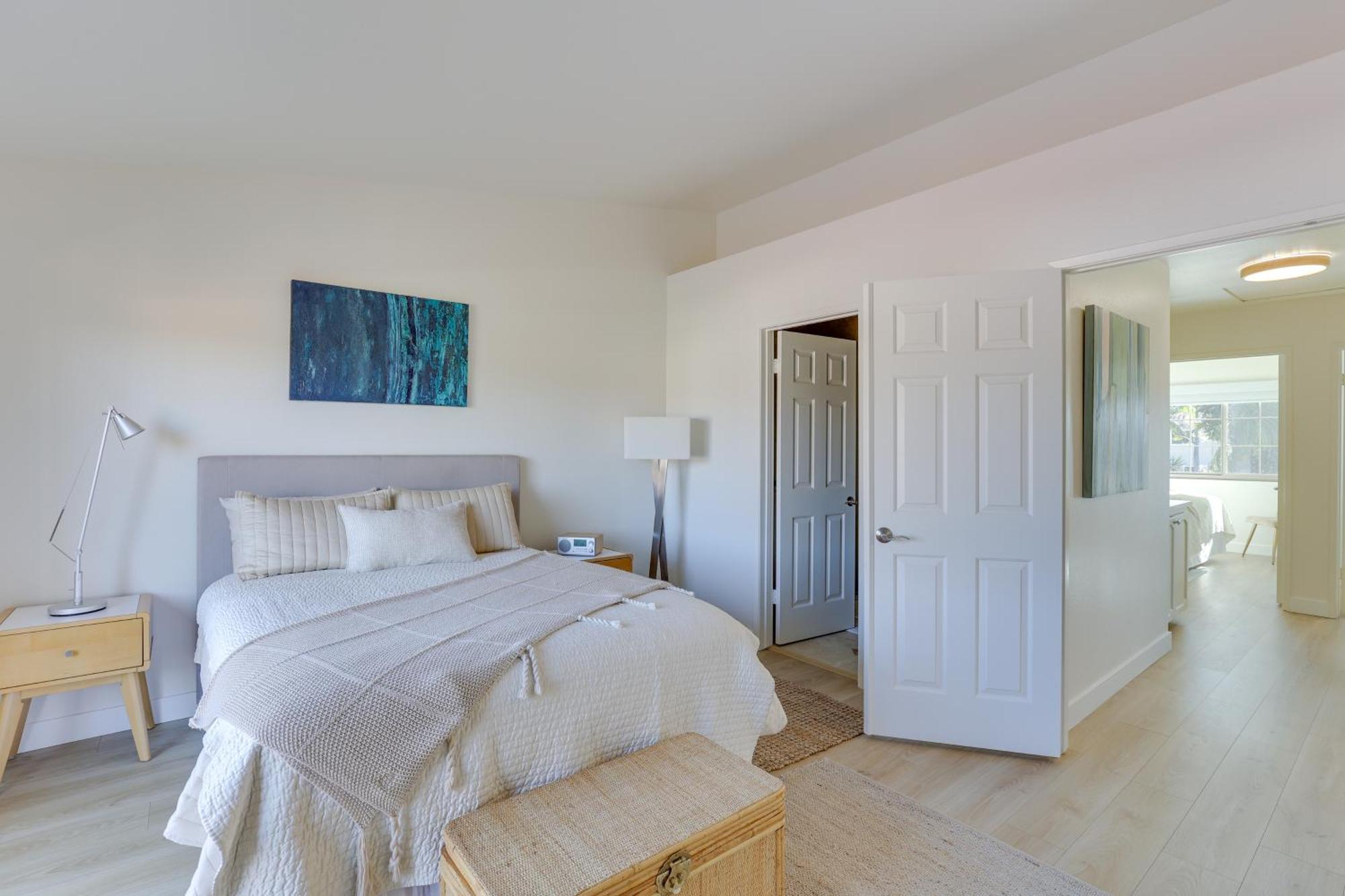 Bright Townhome In 1 Mile To Beach!