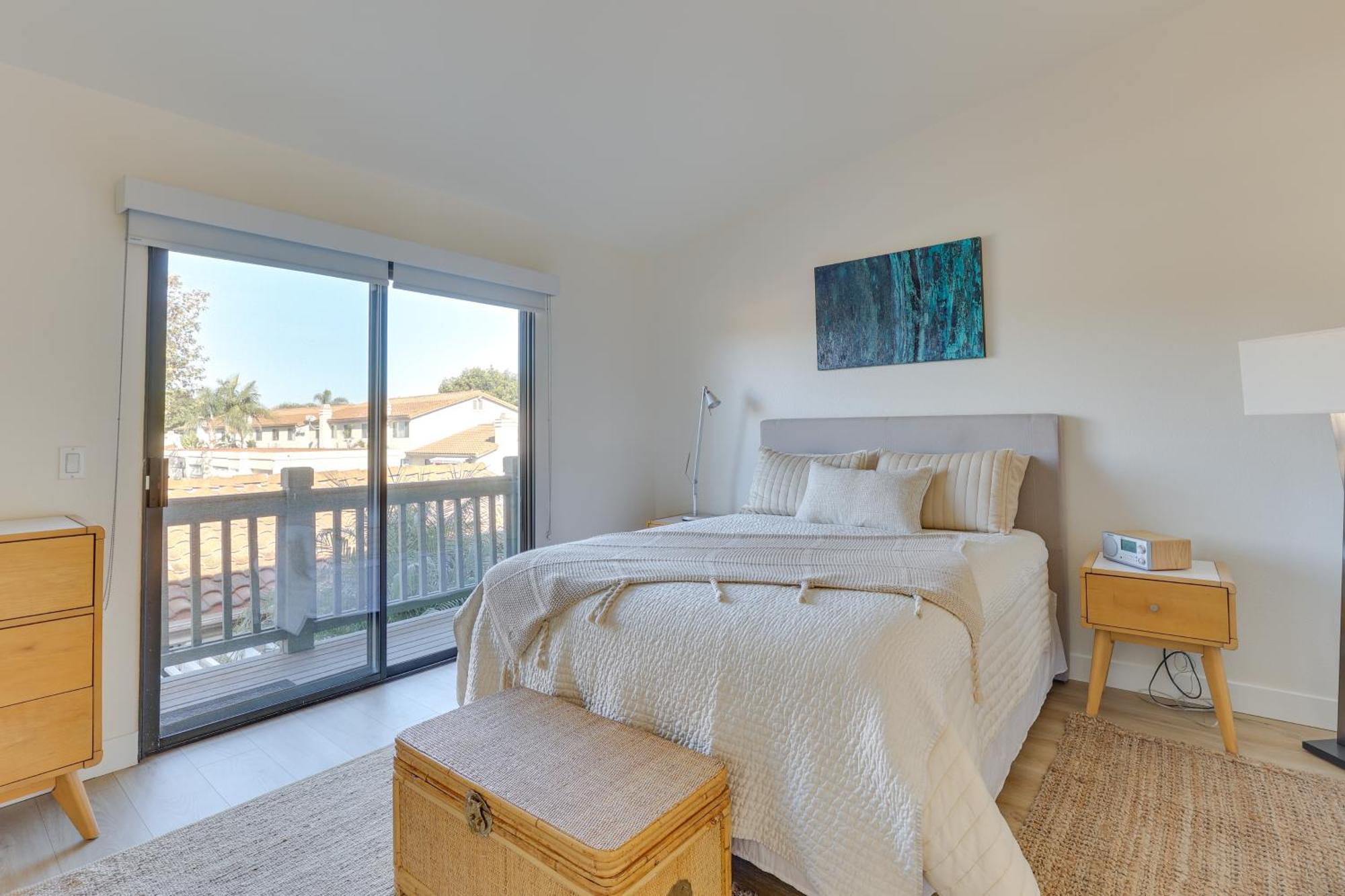 Bright Townhome In 1 Mile To Beach! Holiday home