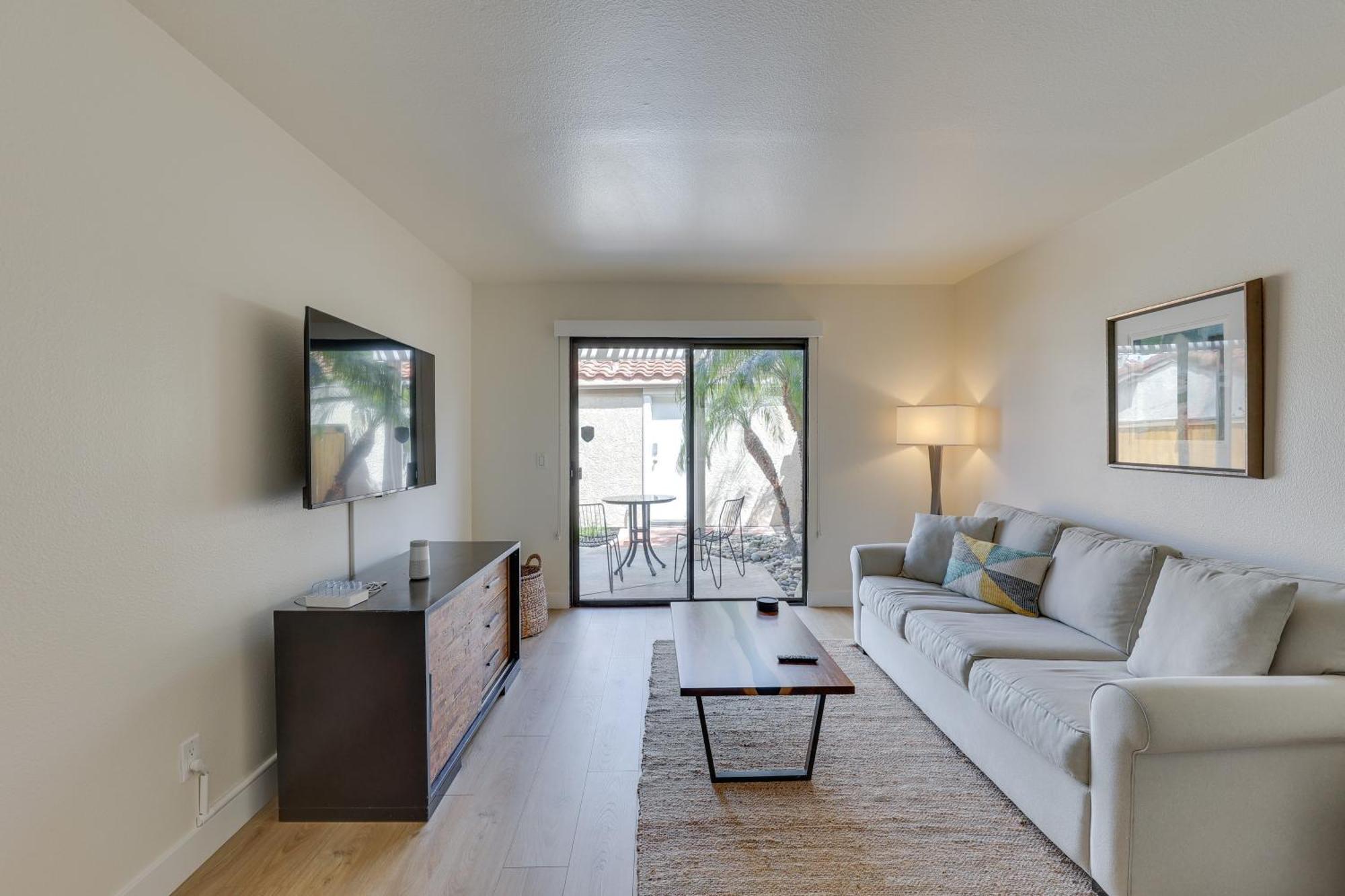 Bright Townhome In 1 Mile To Beach! *