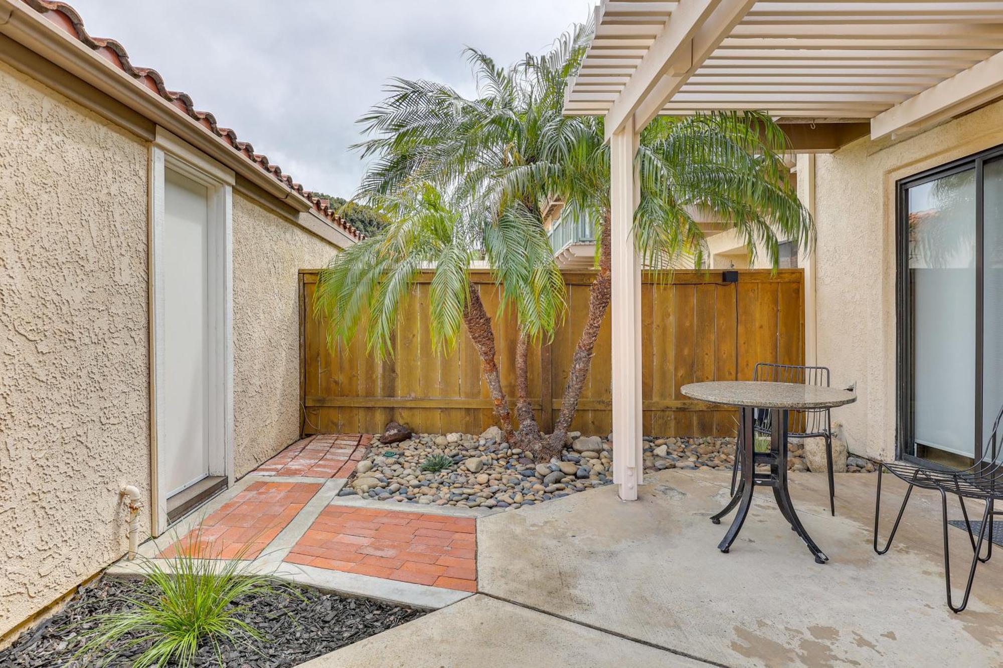 Bright Townhome In 1 Mile To Beach!