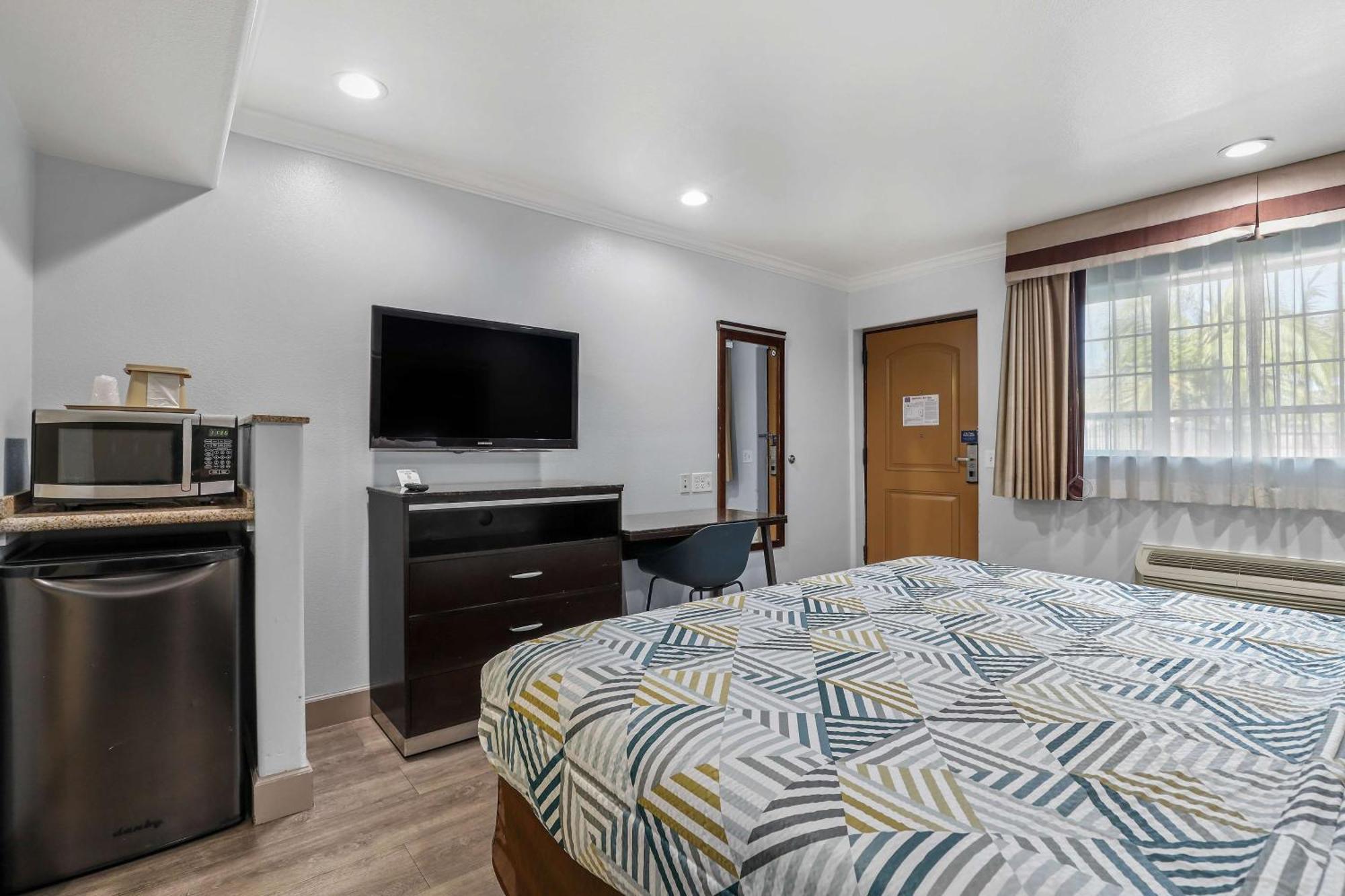 Hotel 6 Carlsbad, Ca- North 2*