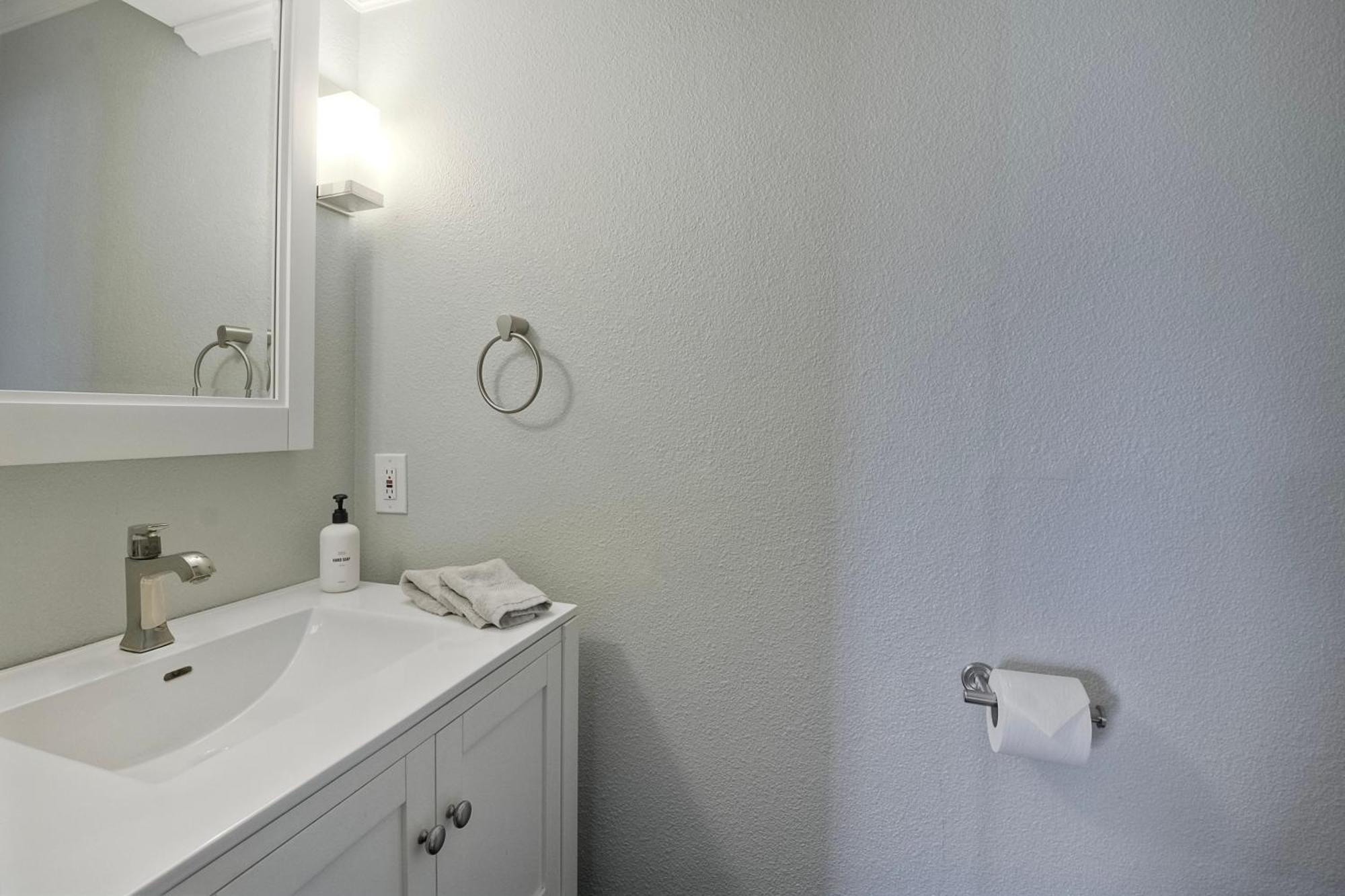 Coastal Bliss - Seashell Cove Retreat - Luxury Living Steps From & Lagoon Carlsbad