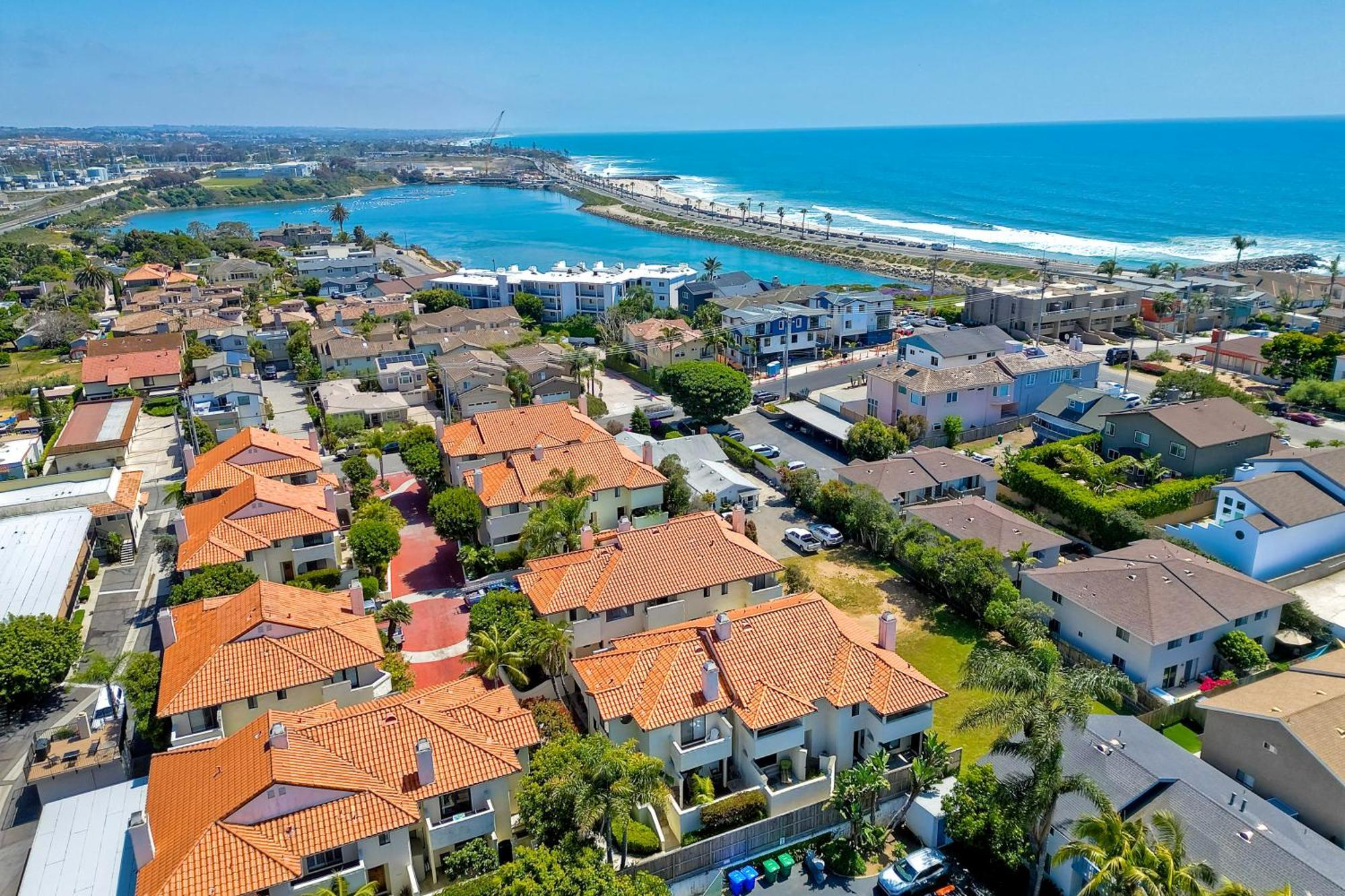 Coastal Bliss - Seashell Cove Retreat - Luxury Living Steps From & Lagoon Holiday home *