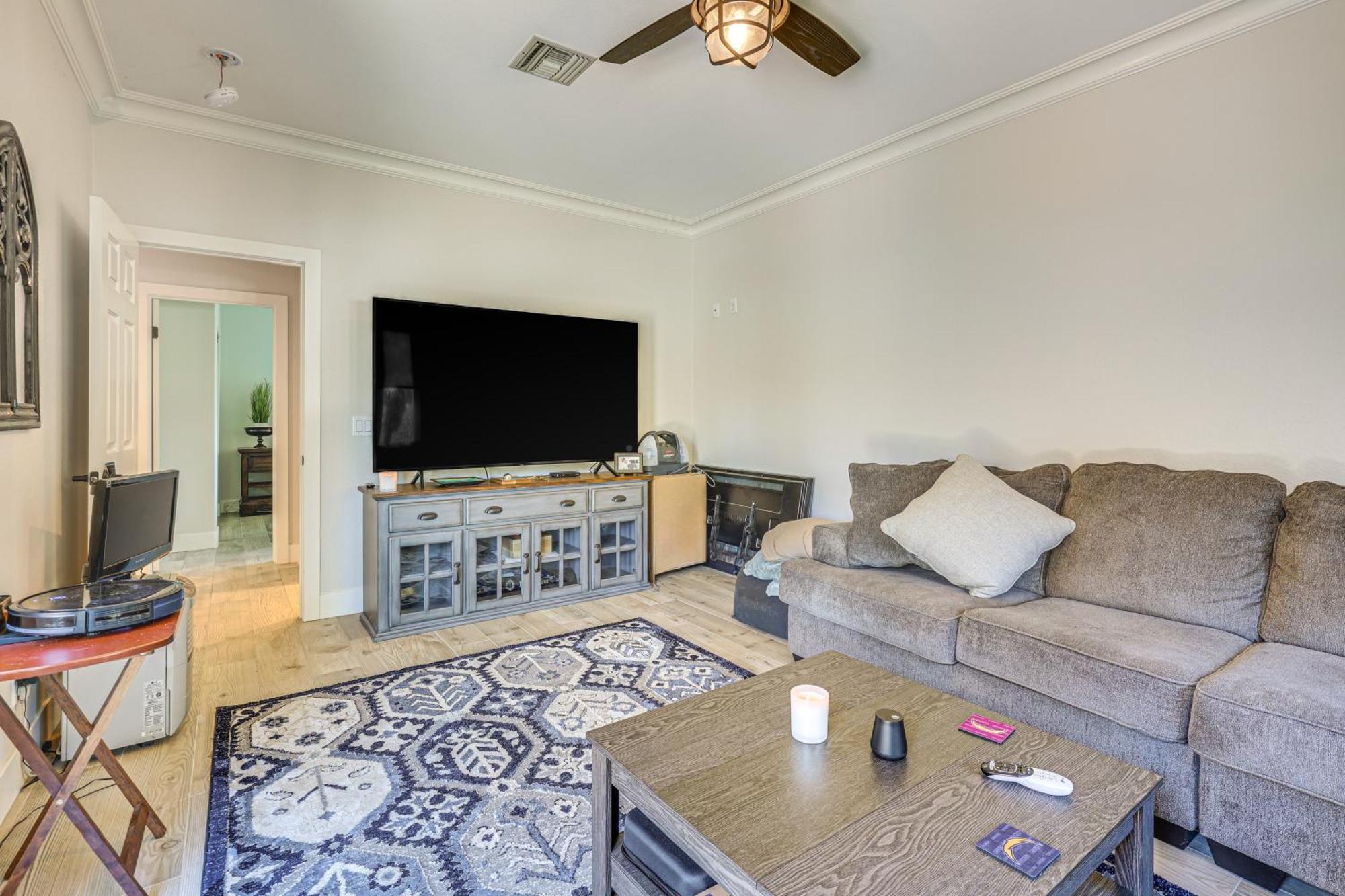 With Private Pool, 4 Mi To Beach! Holiday home Carlsbad