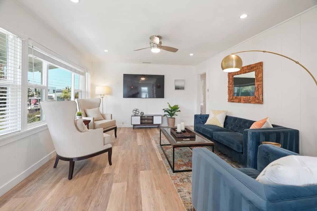 Coastal Palm Haven - With Hot Tub Carlsbad