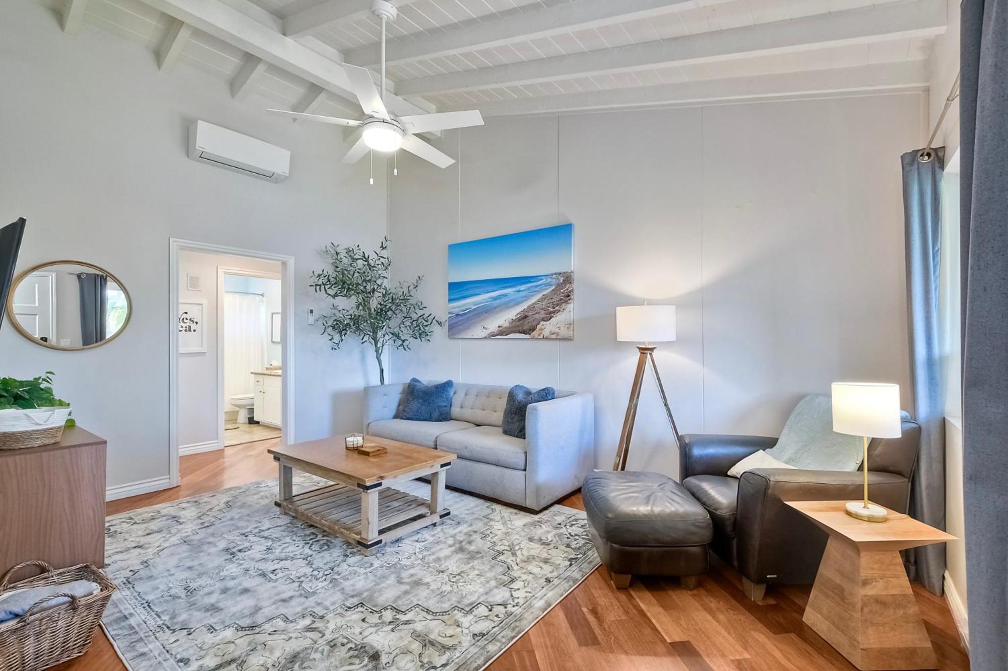 90 Walk Score - Steps To & Dining - Reserved Parking Apartment