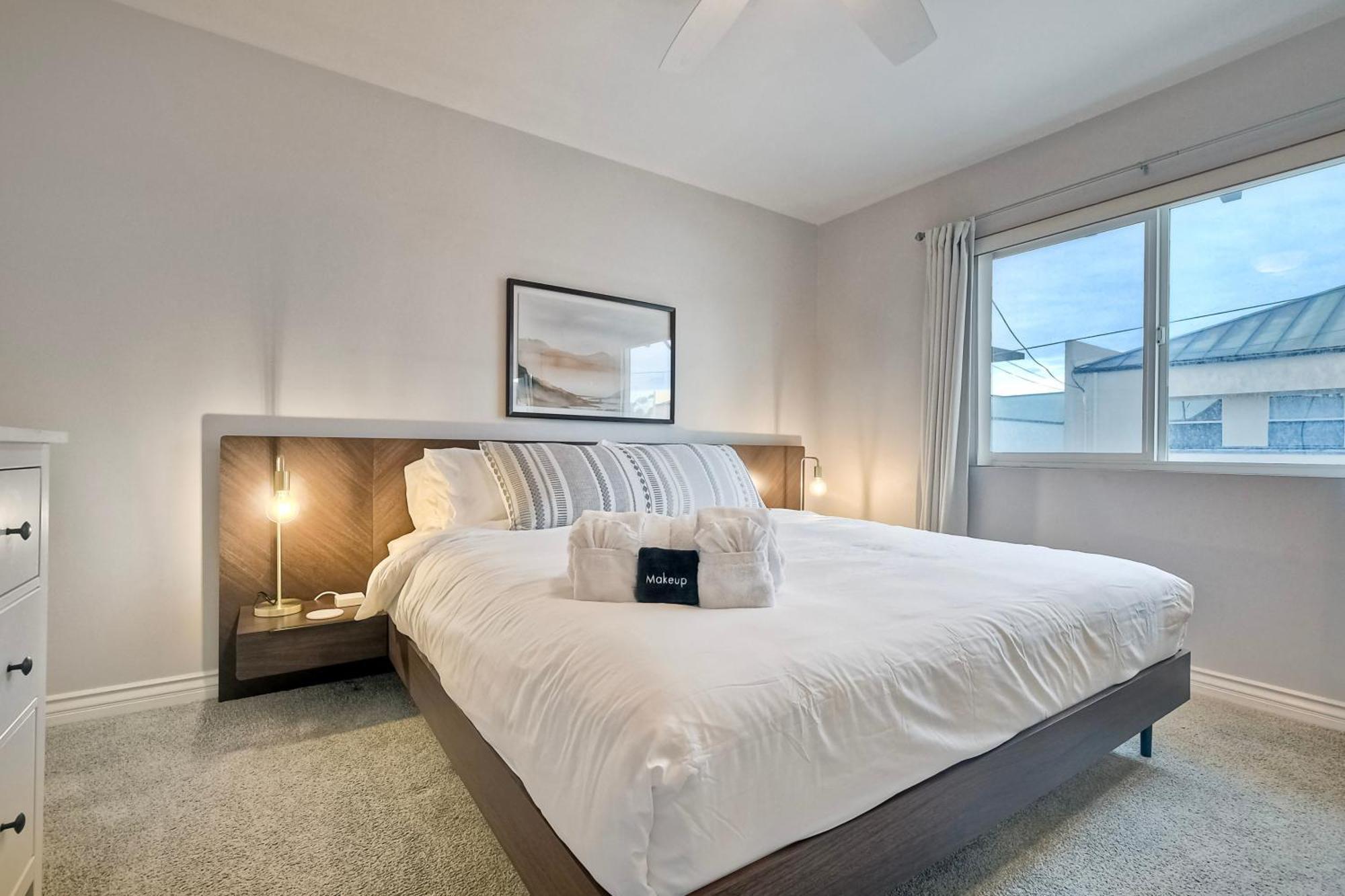 Apartment 90 Walk Score - Steps To & Dining - Reserved Parking