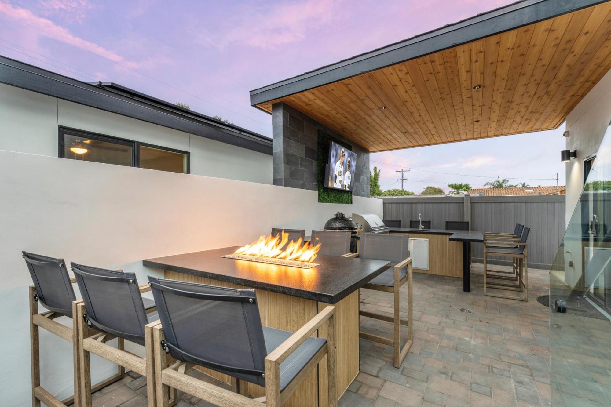 Coastal Escape Walk To Beach, Hot Tub, Fire Pits