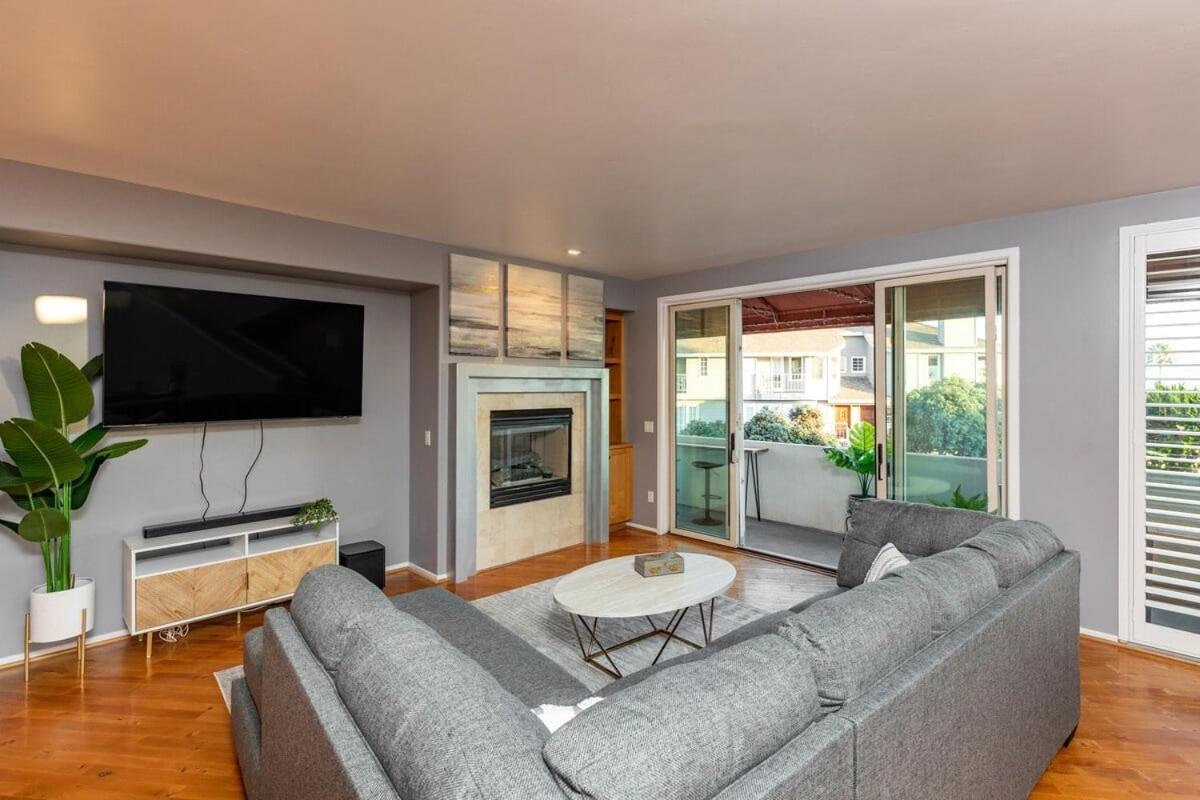 Good Times Tan Lines Ocean Views Rooftop Lounge Holiday home *