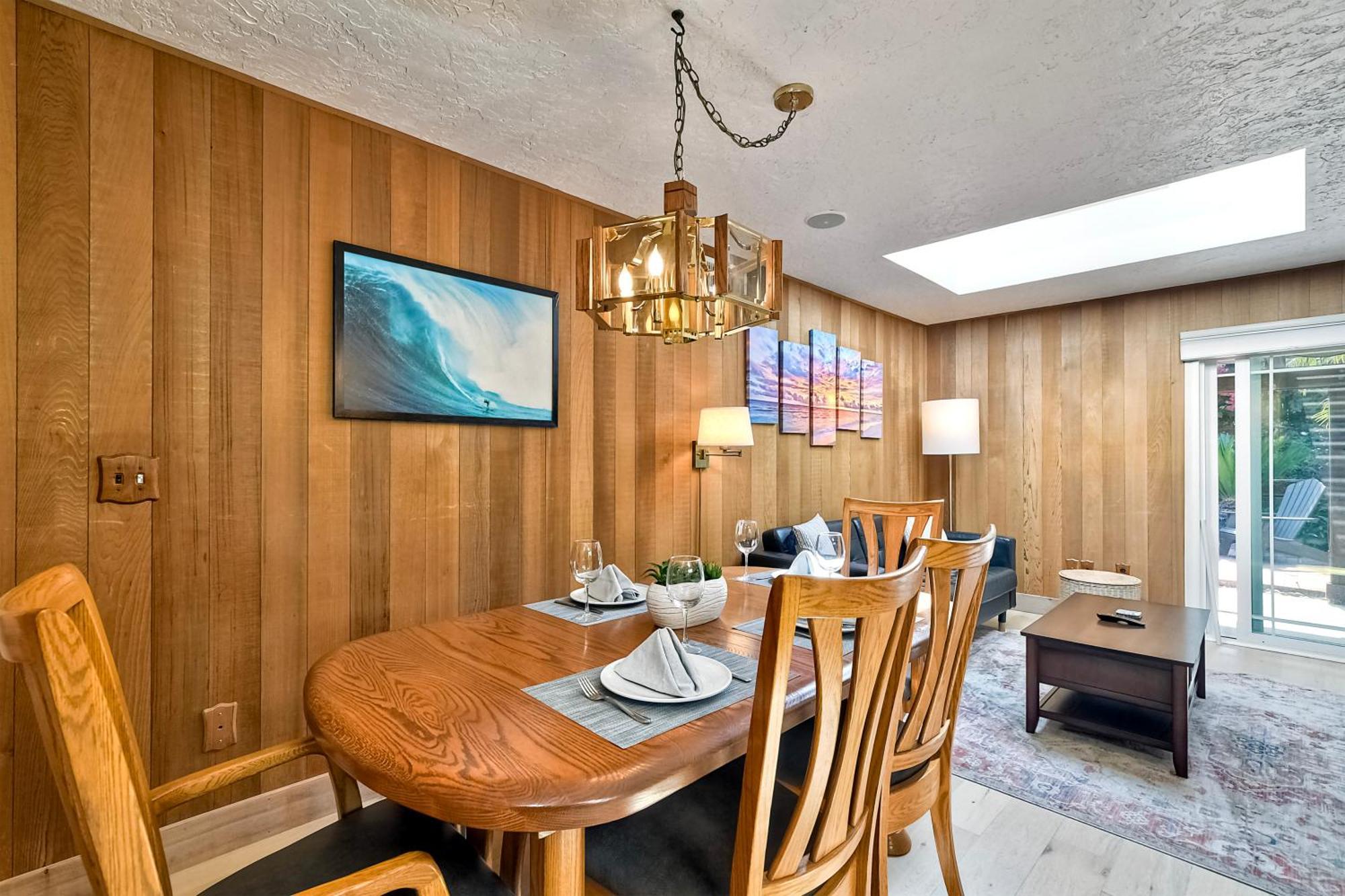Hot Tub, Fire Pit, Bbq, Shuffleboard, Walk To Holiday home
