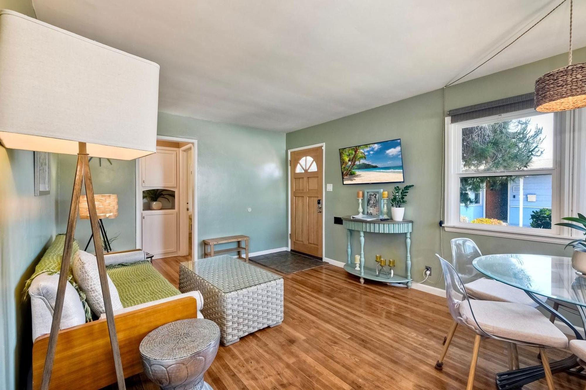 Walk 2 Beach, Ev Charger, Outdoor Dining, 2 Units Holiday home