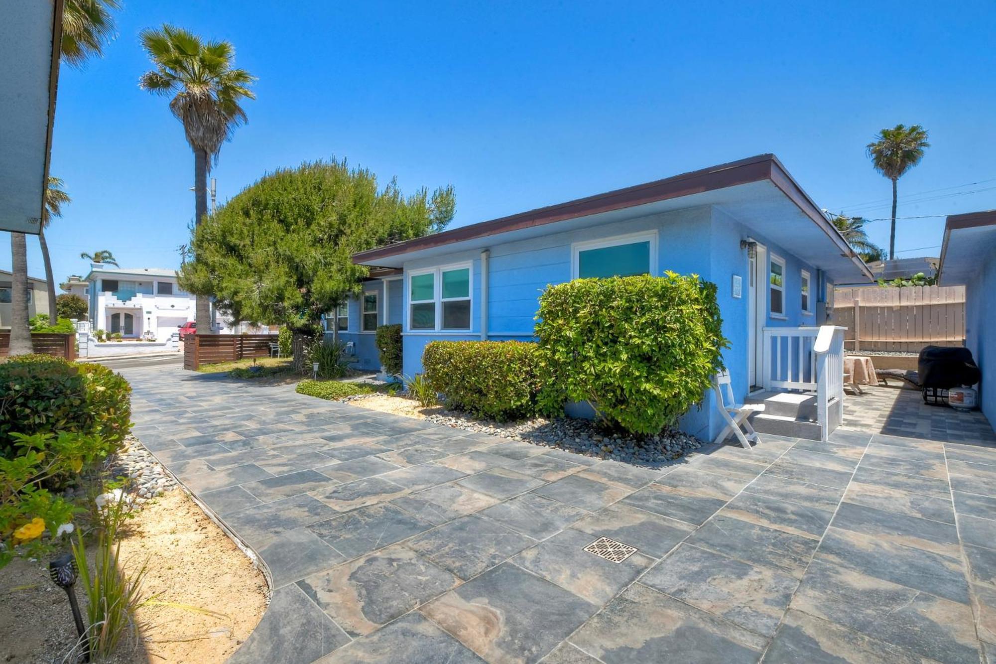 Holiday home Walk 2 Beach, Ev Charger, Outdoor Dining, 2 Units
