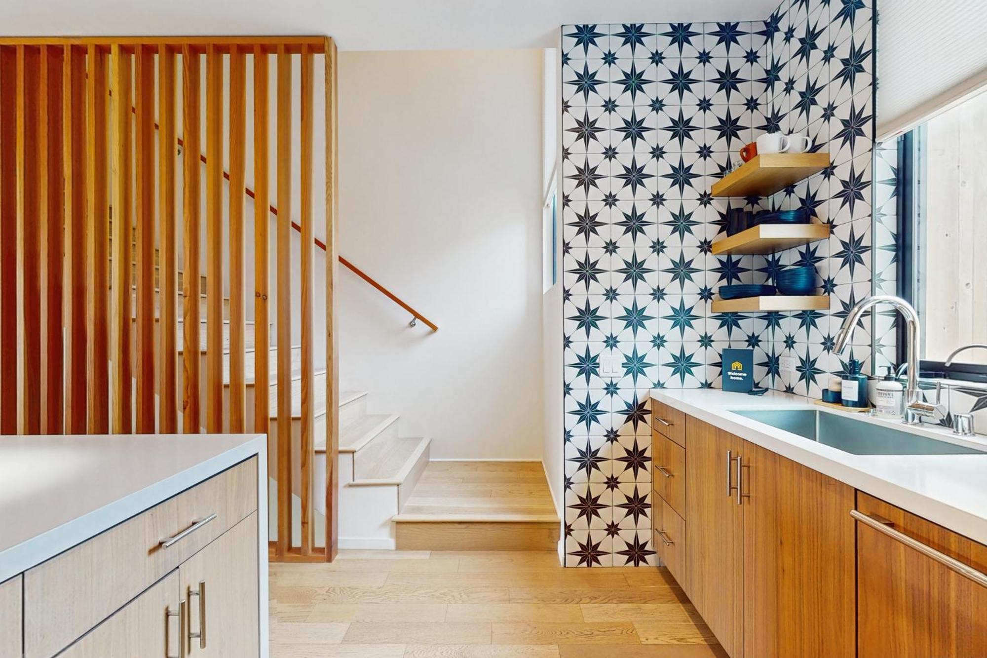 Sea & Stroll Abode *