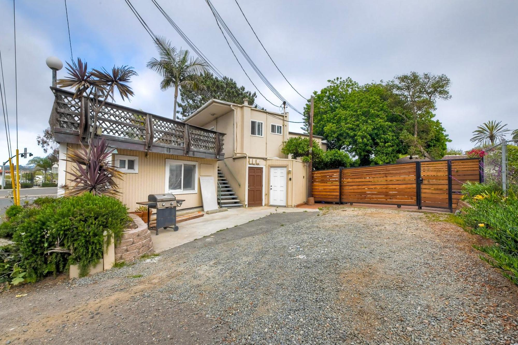 Holiday home Luxury Duplex, Sleeps 9, Dog-friendly, Ac, Fire Pit & Grill *