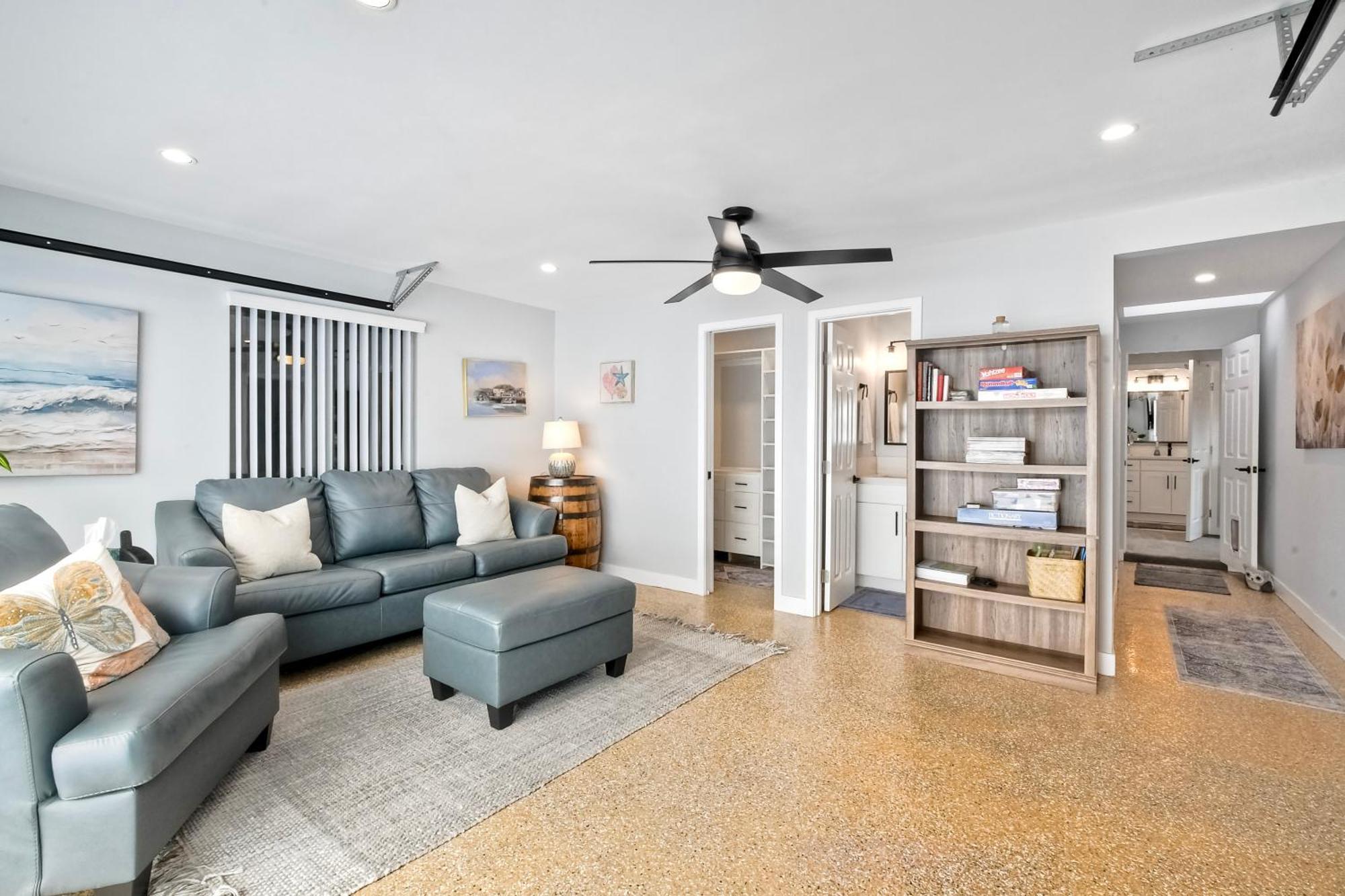 Luxury Duplex, Sleeps 9, Dog-friendly, Ac, Fire Pit & Grill Holiday home *