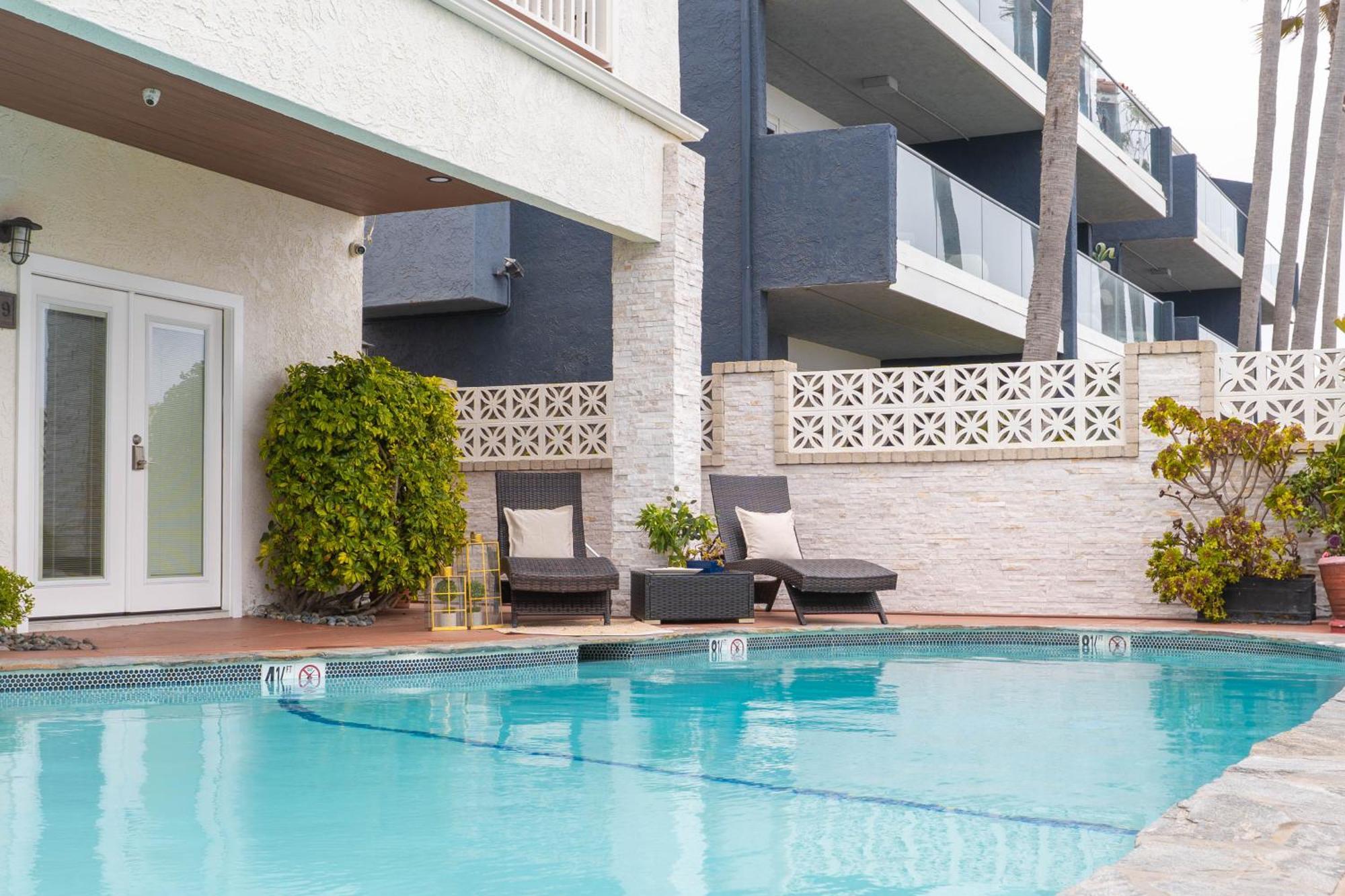 Beachwalk Aparthotel 4*