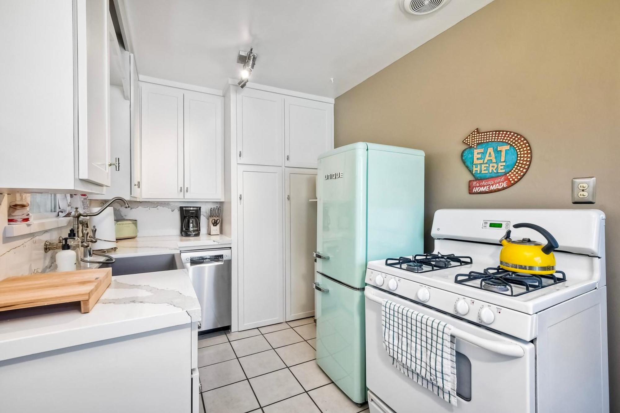 Walk To - Ev Charger - Outdoor Dining - 2br *