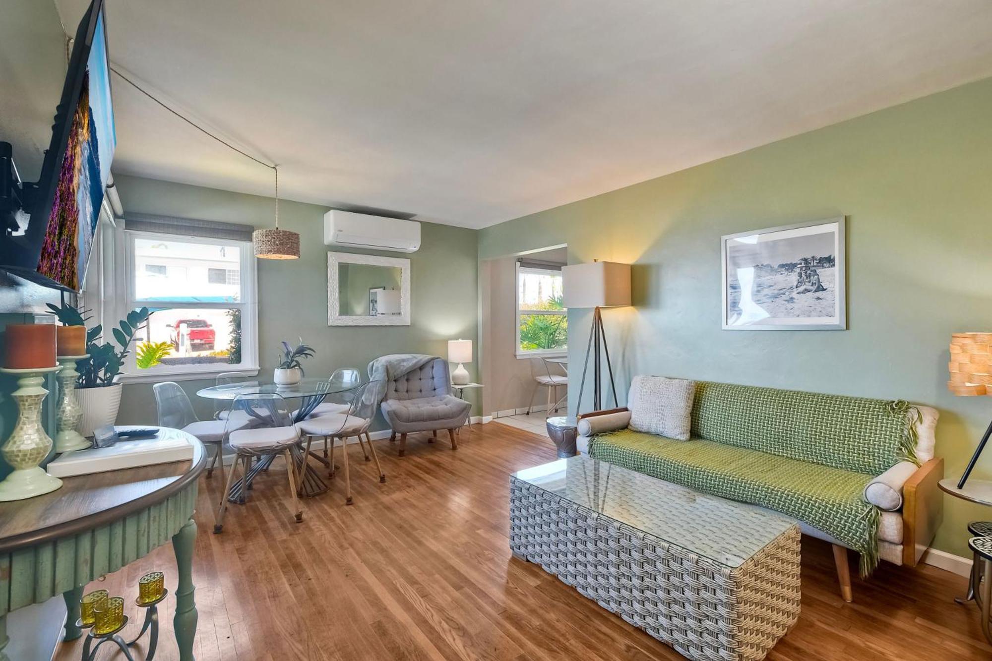 Walk To - Ev Charger - Outdoor Dining - 2br *