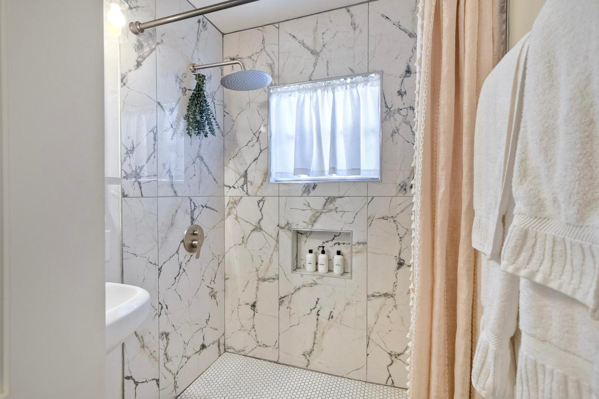 Walk To - Ev Charger - Outdoor Dining - 2br