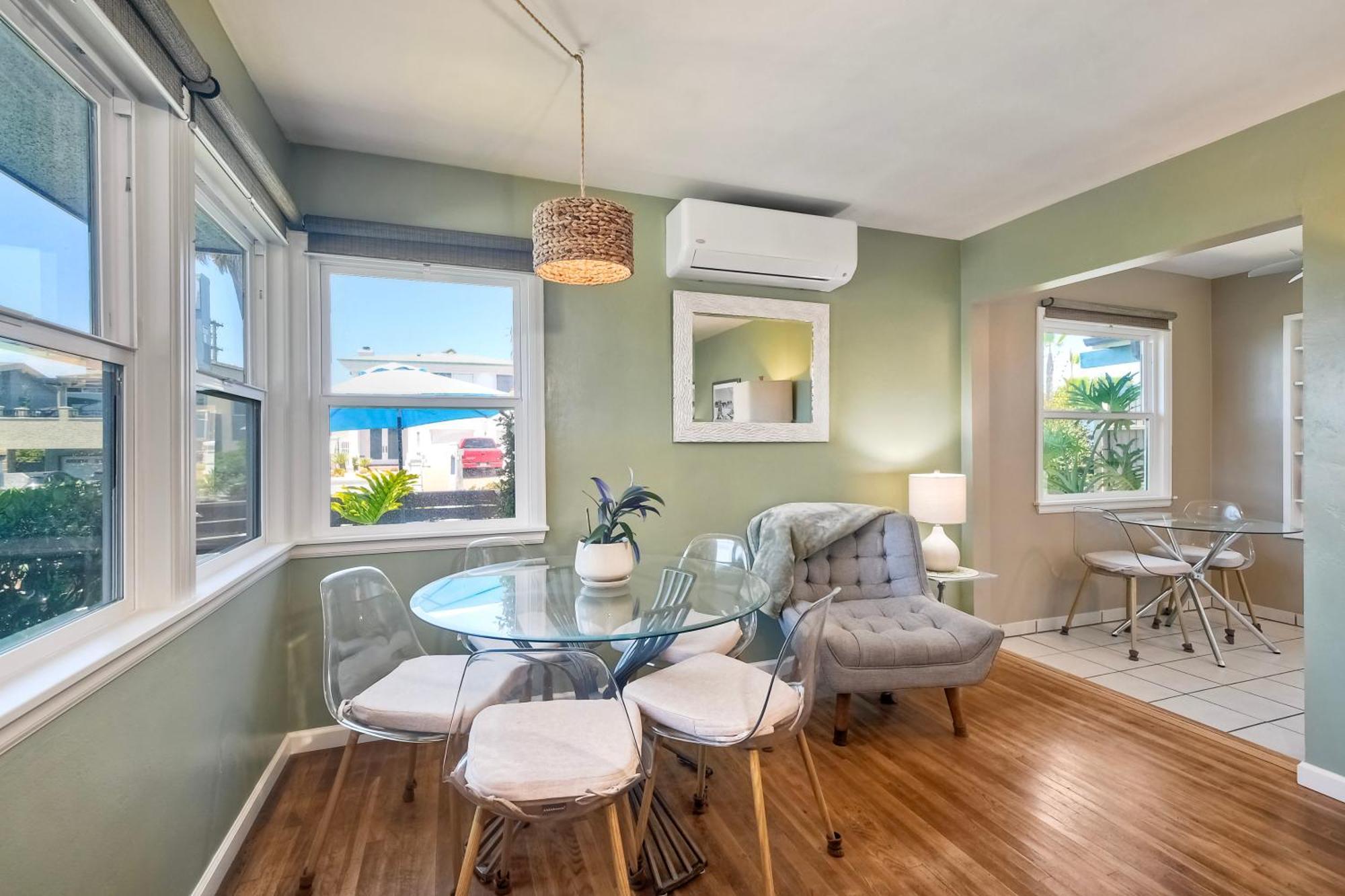 Walk To - Ev Charger - Outdoor Dining - 2br Holiday home