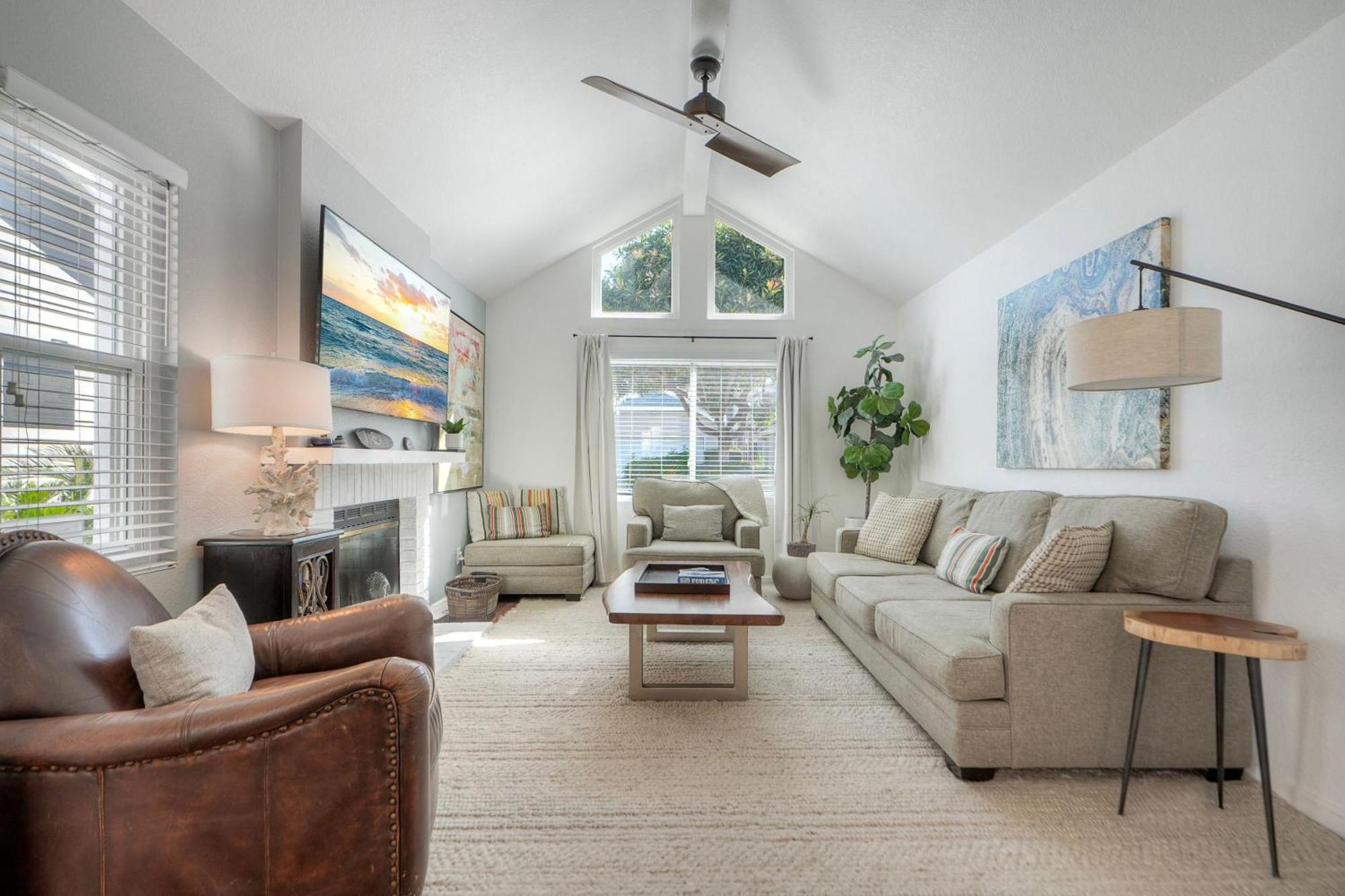 Coastal — Private Patio + Gated Pool & In Minutes To The Beach! Holiday home *