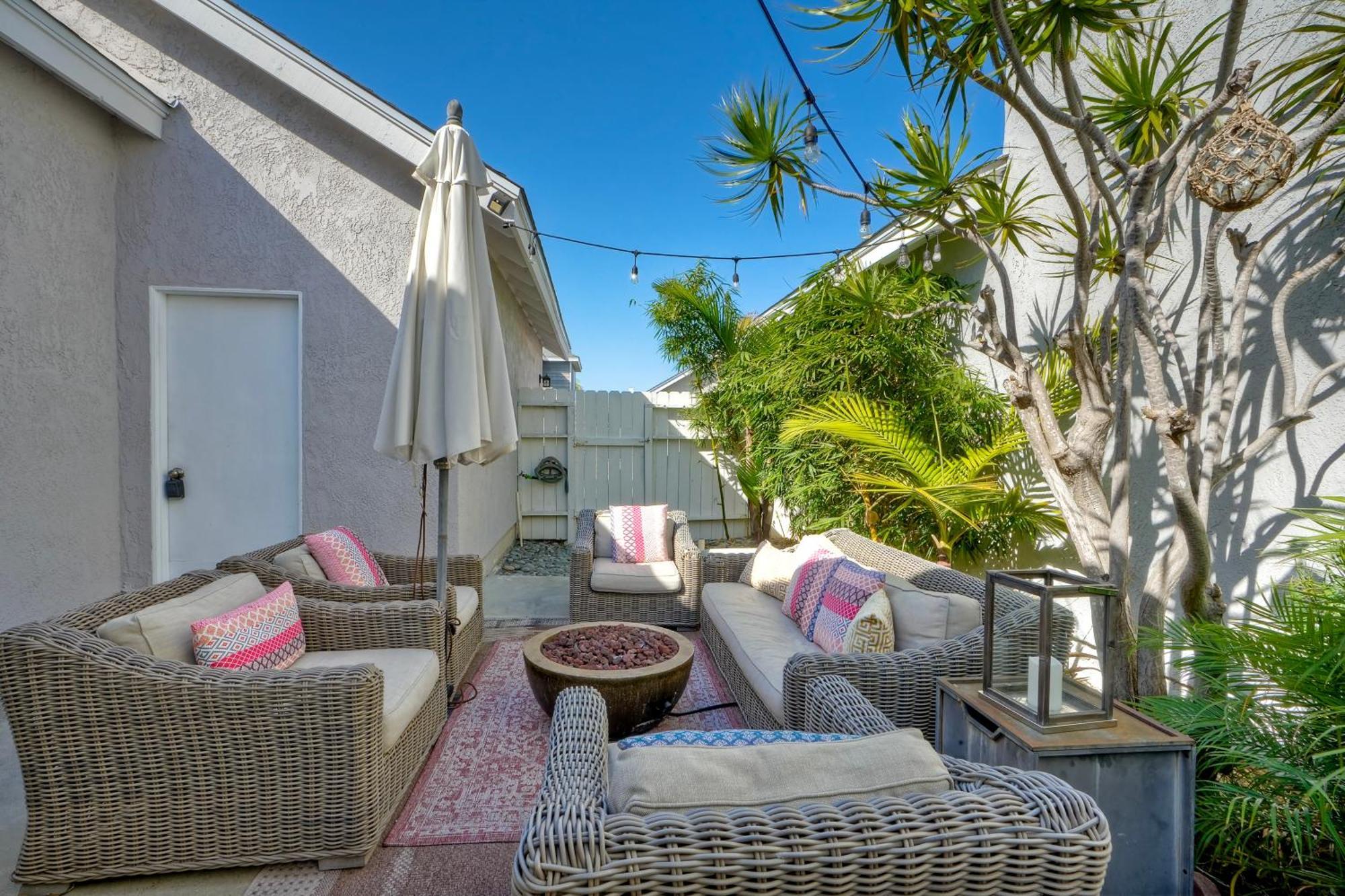 Coastal — Private Patio + Gated Pool & In Minutes To The Beach! Holiday home *