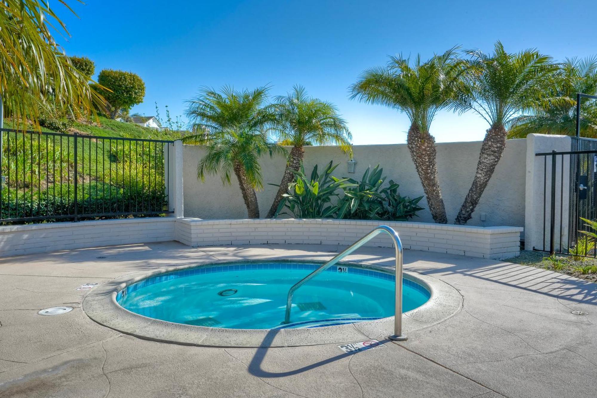 Coastal — Private Patio + Gated Pool & In Minutes To The Beach! Holiday home *