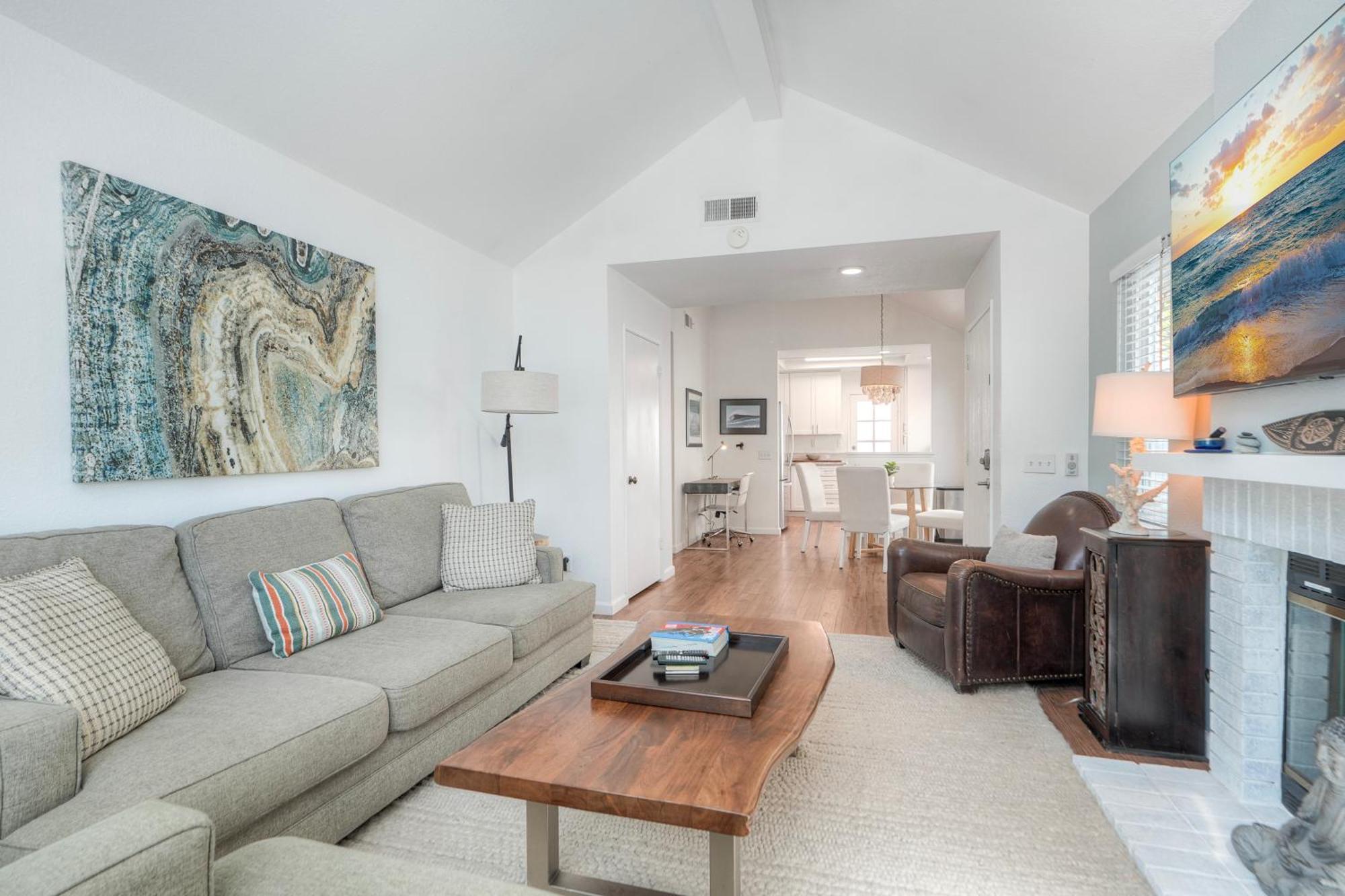 Coastal — Private Patio + Gated Pool & In Minutes To The Beach! Holiday home Carlsbad