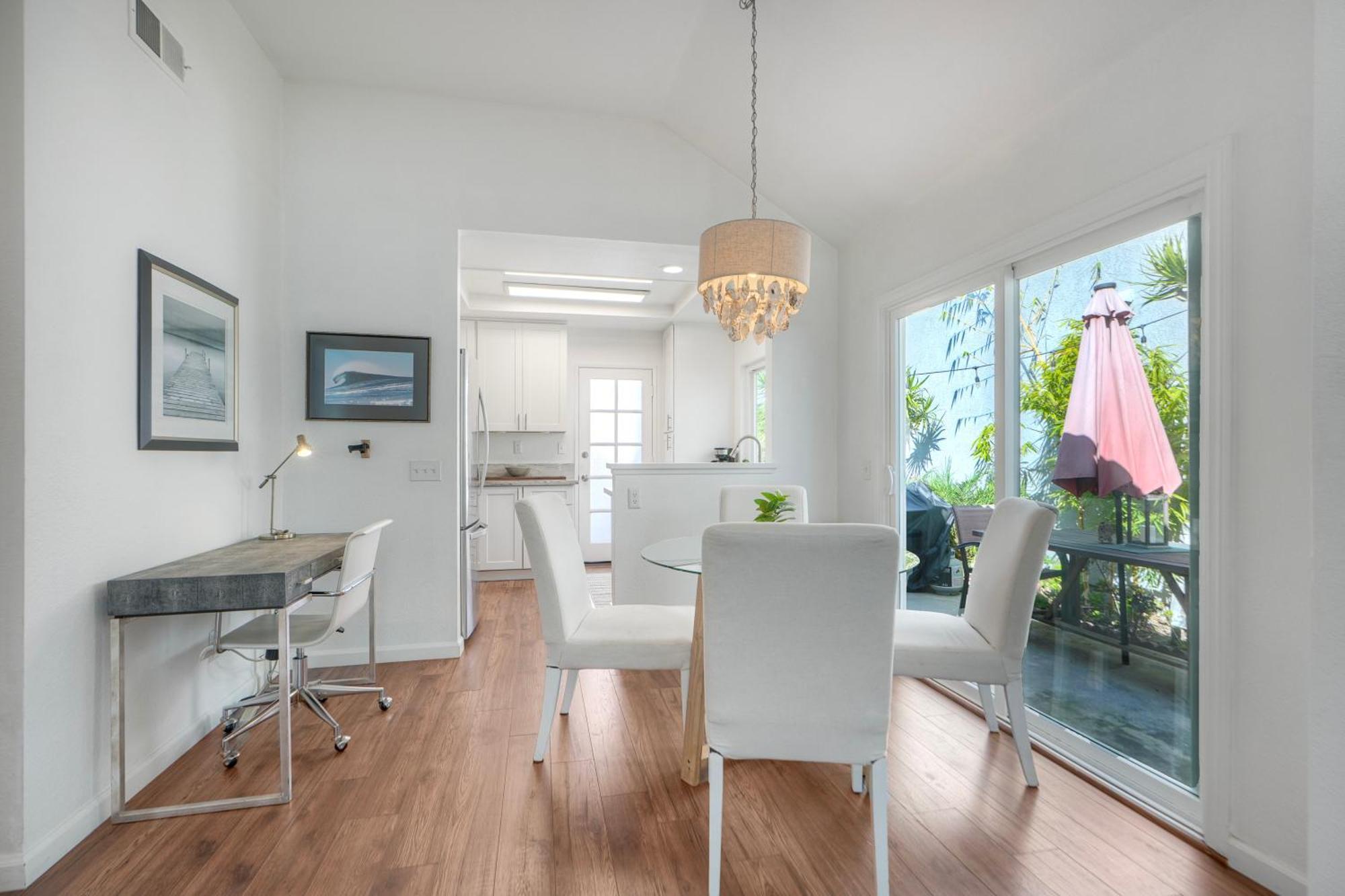 Coastal — Private Patio + Gated Pool & In Minutes To The Beach! Holiday home