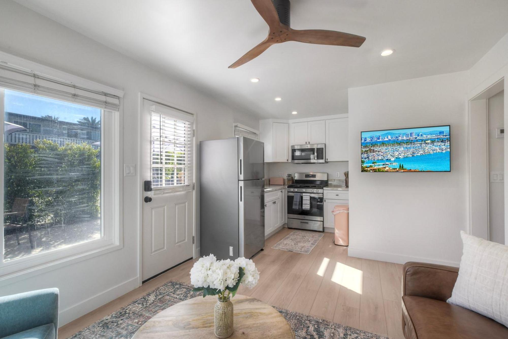 Apartment Modern Vacation With Ocean Views, Private Patio, Fire Pit & Walkable Location *