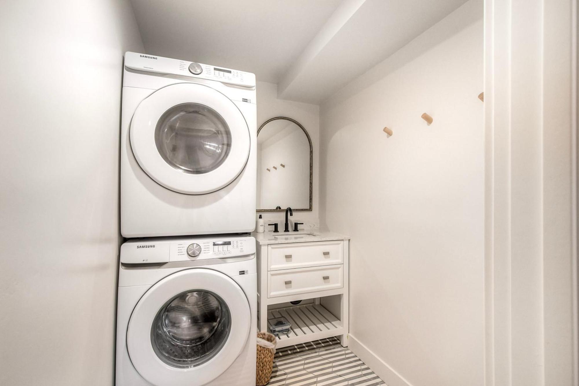 Modern Vacation With Ocean Views, Private Patio, Fire Pit & Walkable Location Apartment Carlsbad