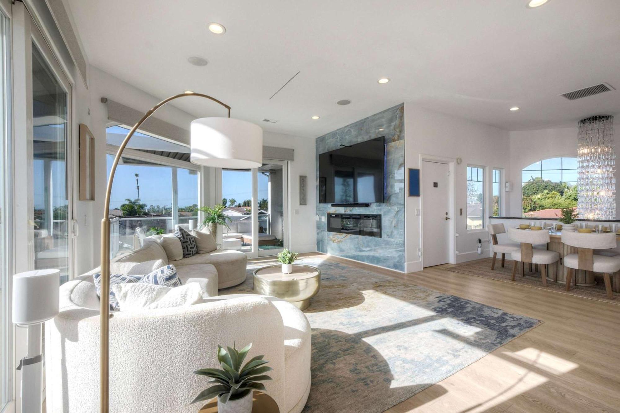 Aqua Vista For 10 Holiday home *