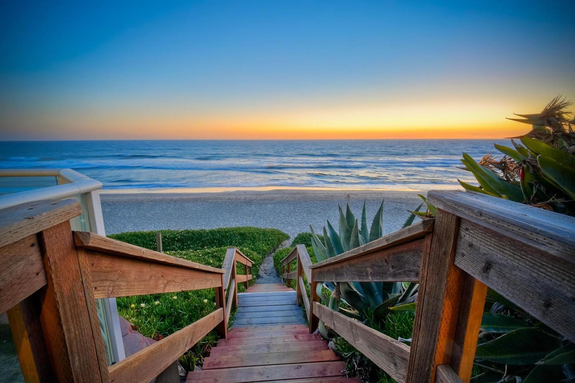 Apartment Oceanfront Apartment, Private Balcony, Access, Sunset Views