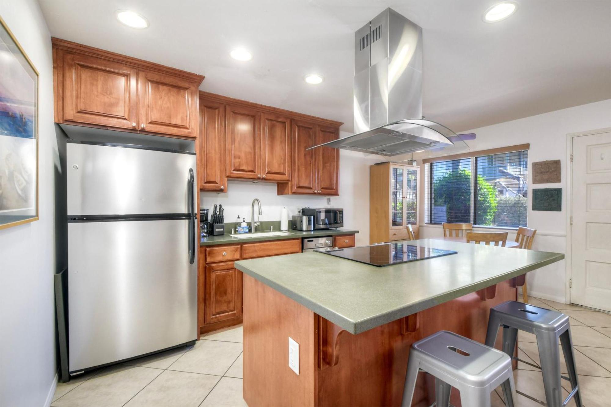 90 Walk Score, Private Patio, Steps To & Dining, Parking Carlsbad