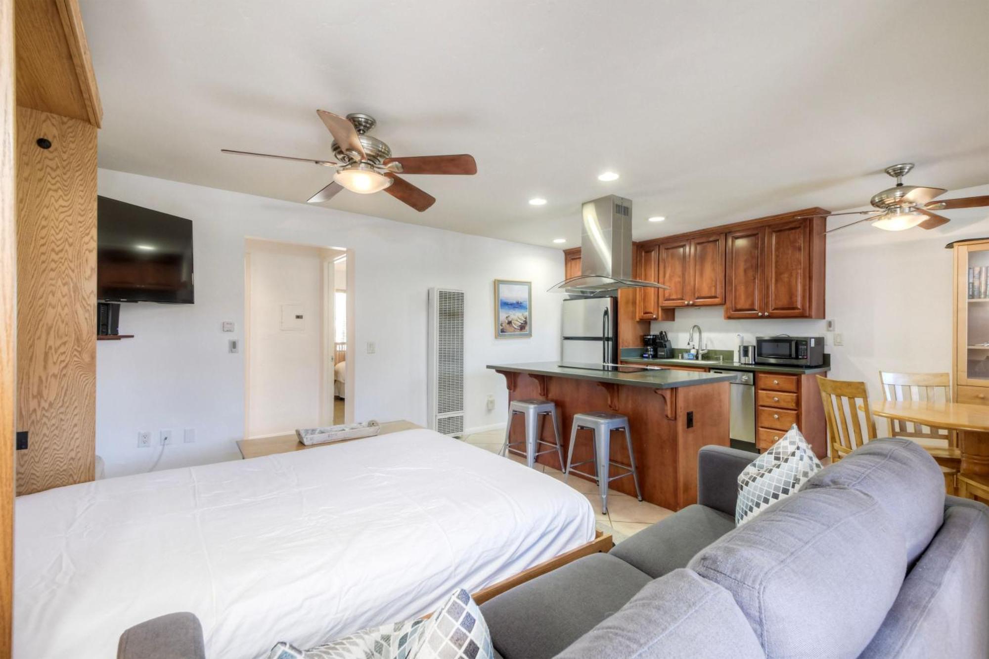 90 Walk Score, Private Patio, Steps To & Dining, Parking * Carlsbad