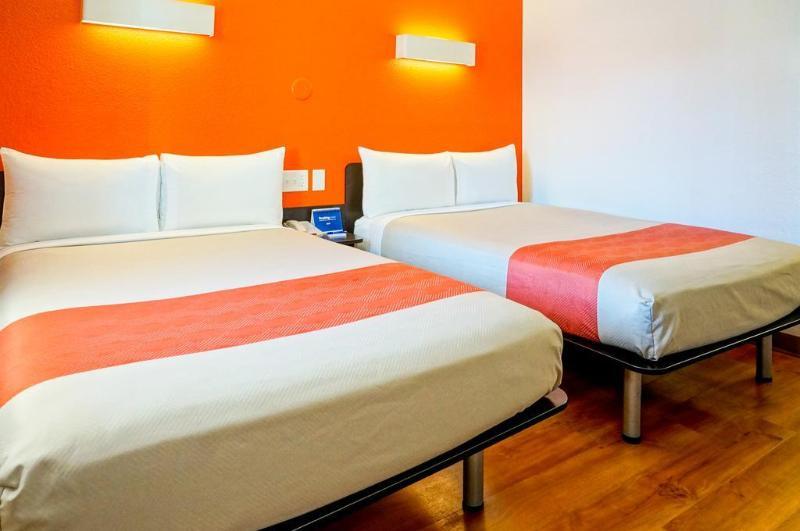 Hotel 6-carlsbad, Ca 2*