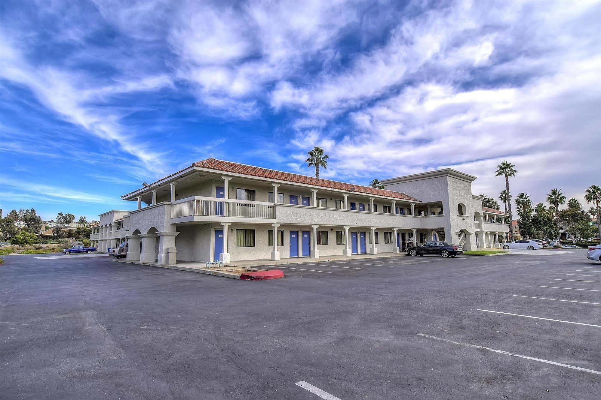 Hotel 6-carlsbad, Ca 2*