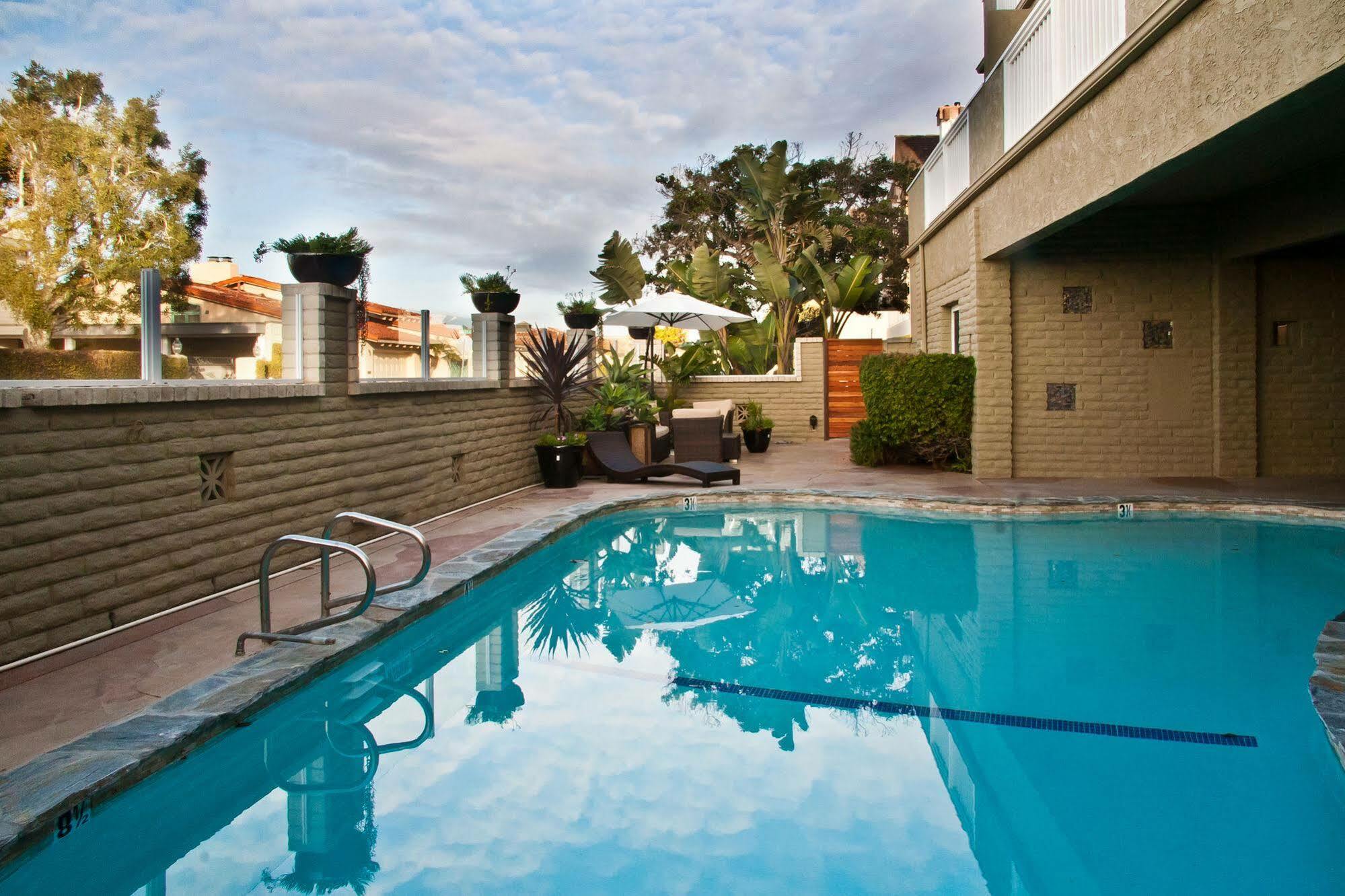 Beachwalk Aparthotel 4*