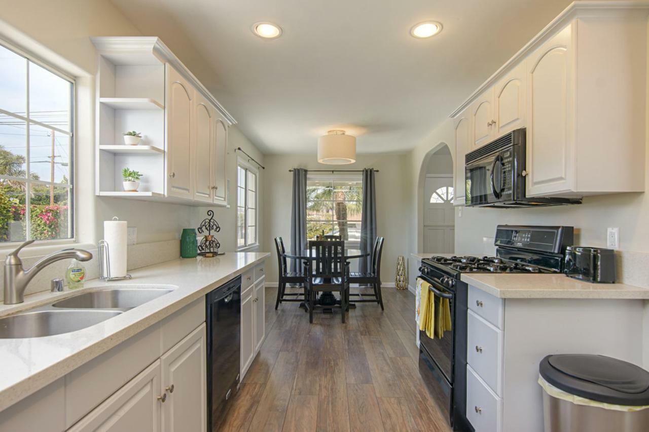 Ultimate - 1 Block From - Huge Backyard Holiday home Carlsbad