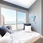 3009 Ocean Street A Beachfront Condo With Balcony & Deck