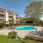 La Costa Comfort - Resort-Style Living For 2