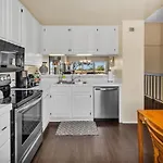 2Br Condo With Views Near Shops And Food, Fast Wifi