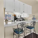 2Br Condo With Views Near Shops And Food, Fast Wifi