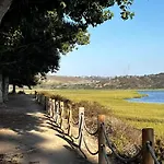 Palm Grove Luxe King, Wet Room & Chefs Kitchen