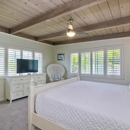 Holiday home Oceanfront With Private Access, Remodeled Kitchen *